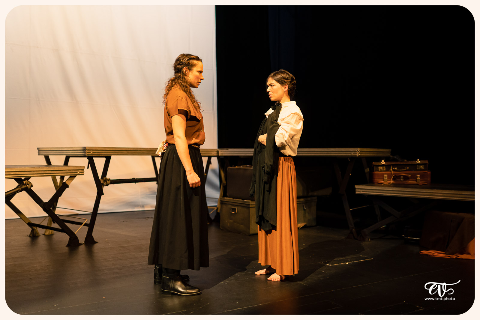 LA MESNIE H. - UN JOUR D'ÉTÉ